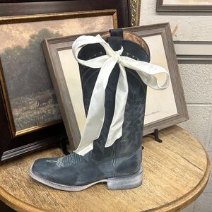 Blue rustic VINTAGE👜💙 cowboy boots ! !